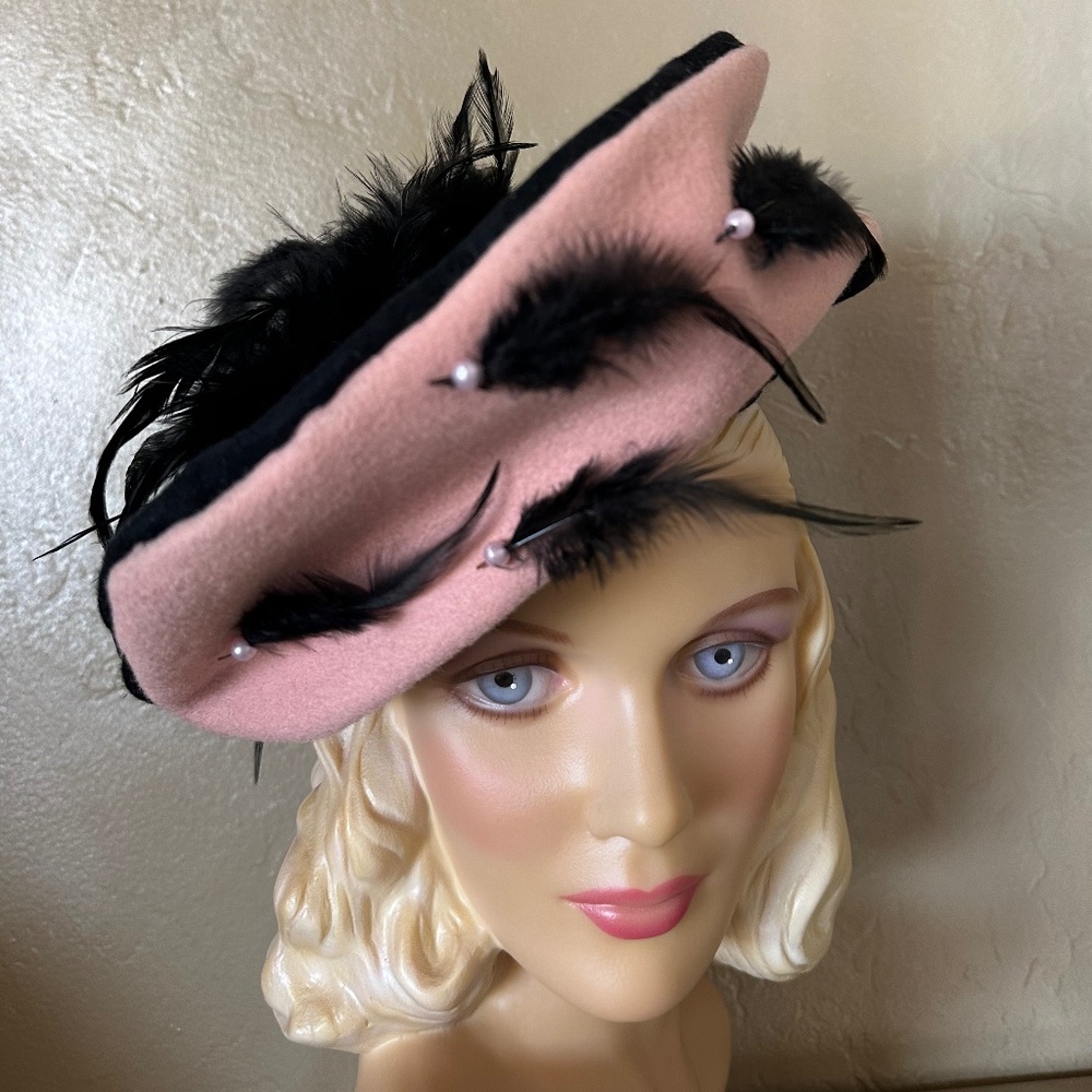 UPSCALE 1940s' VINTAGE BLACK/PINK FELT "BERET"  WITH PEARLS & BLACK FEATHERS